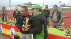 Aficionado recogiendo un trofeo del concurso